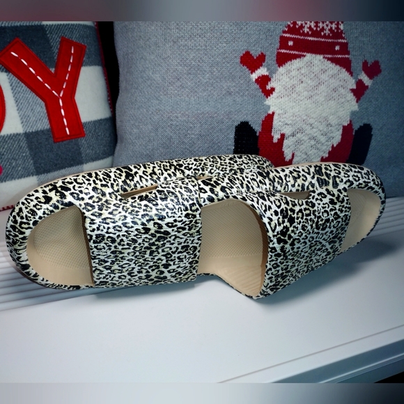 Sz 8.5-9 Animal Print Slides NEW, Foam Black, White, Yellow - Picture 5 of 13